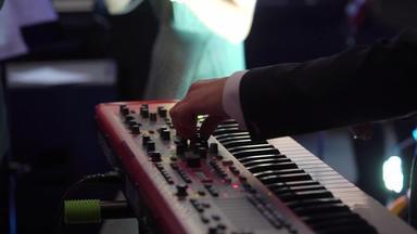 音乐家玩电子键盘合成器计划乐队音乐会阶段玩音乐